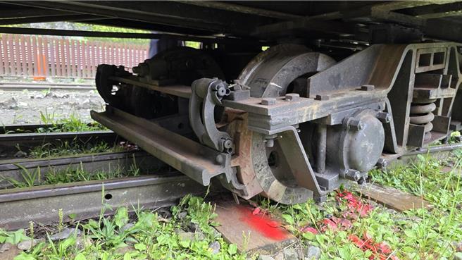 阿里山林業鐵路載運鋼軌一列工程列車昨（8日）下午突出軌。（讀者提供／呂妍庭嘉義傳真）