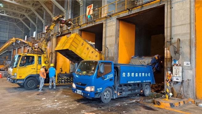 垃圾車收運好家戶垃圾後，會至焚化廠把垃圾倒進焚化爐貯。（宜蘭縣環保局提供／吳佩蓉宜蘭傳真）