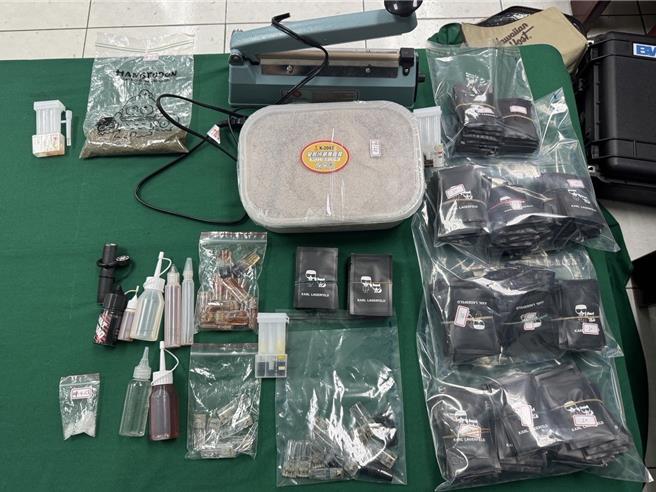 新北市瑞芳警分局接获线报，经埋伏追踪多时，本月3日在新北市永和区持搜索票查获32岁王姓男子制造、分装俗称丧尸菸弹的第三级毒品依拖咪酯菸弹19颗与菸油7瓶与毒品咖啡包上百包，警询后依《毒品危害防制条例》将王移送新北地检署复讯。（瑞芳警分局提供）