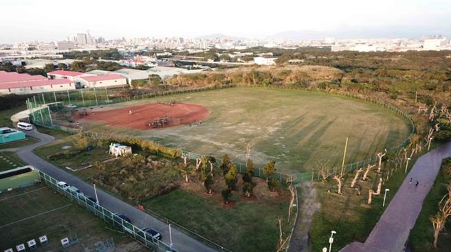 桃園龜山棒球練習場因年久失修導致環境簡陋破損，校方及民代皆期盼桃園市府能夠增加經費整修並新增室內打擊場。（桃園市體育局提供）