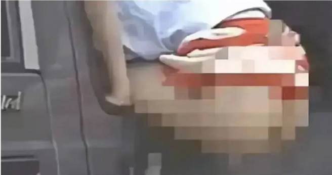 大陸國慶連假國道車流塞爆，竟有女子內急，直接從車窗露出屁股當場大解放，讓其他用路人傻眼。（圖／翻攝微博）