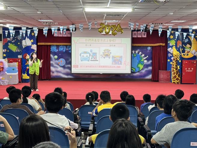 創世基金會苗栗院區配合全國交通月，前進竹南鎮海口國小等校宣導交通安全。（創世基金會提供／謝明俊苗栗傳真）