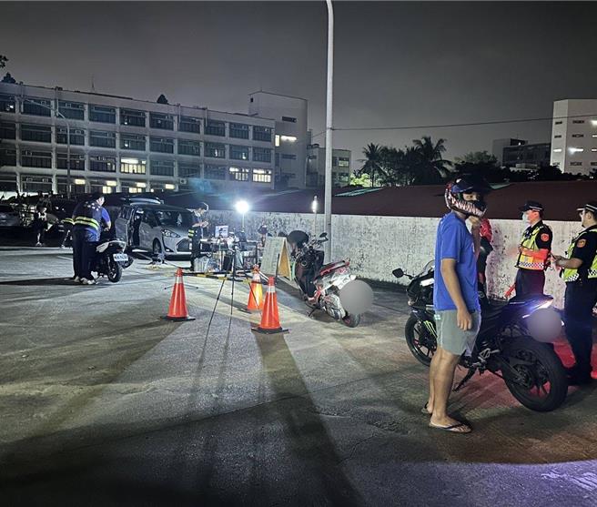 歸仁警方8日晚間聯合稽查，4小時就開罰50件。（讀者提供／曹婷婷台南傳真）