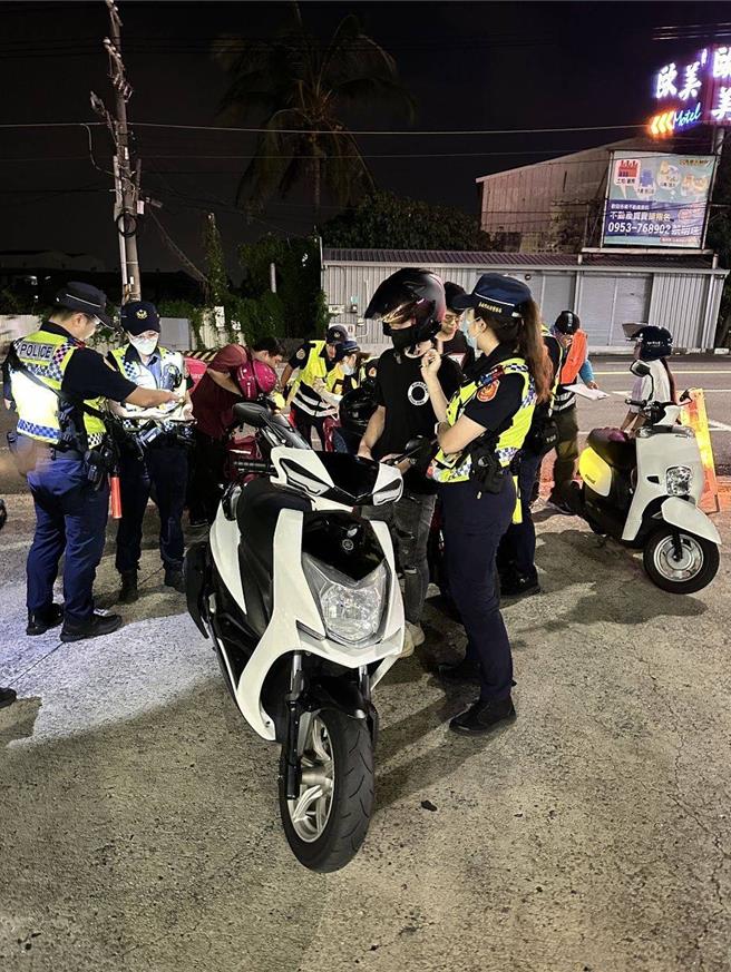 民眾抱怨改裝車噪音惱人，歸仁警方8日晚間一口氣開罰50件。（讀者提供／曹婷婷台南傳真）