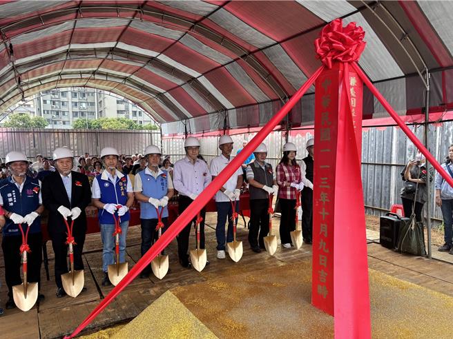 桃园市航空城安置街廓青埔段第131、132地号住宅新建工程9日上午开工，该工程为青埔地区第1处住宅新建工程，极具指标性。（廖姮玥摄）