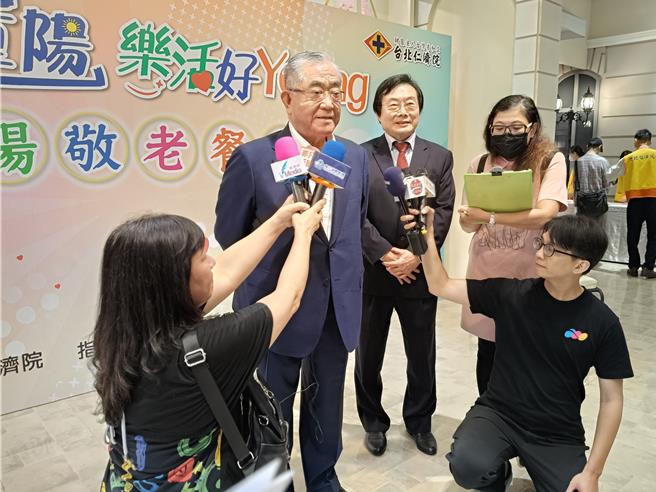 台北仁濟院董事長林明成（中）接受媒體聯訪。（李侑珊攝）