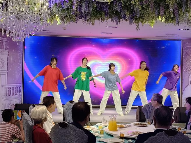 與長者共度重陽的「重陽餐會」早已是台北仁濟院不間斷的活動，今年活動邀請到莊敬高職同學以經典熱鬧的舞曲《你是我的花朵》熱舞開場，展現青銀同樂的跨世代交流。（李侑珊攝）