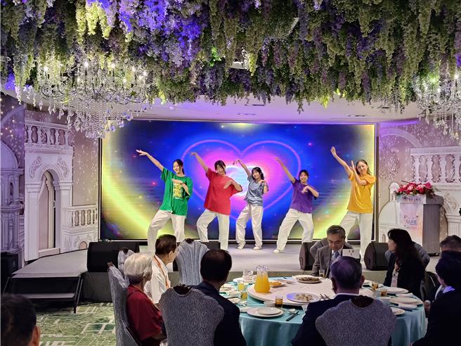 與長者共度重陽的「重陽餐會」早已是台北仁濟院不間斷的活動，今年活動邀請到莊敬高職同學以經典熱鬧的舞曲《你是我的花朵》熱舞開場，展現青銀同樂的跨世代交流。（李侑珊攝）