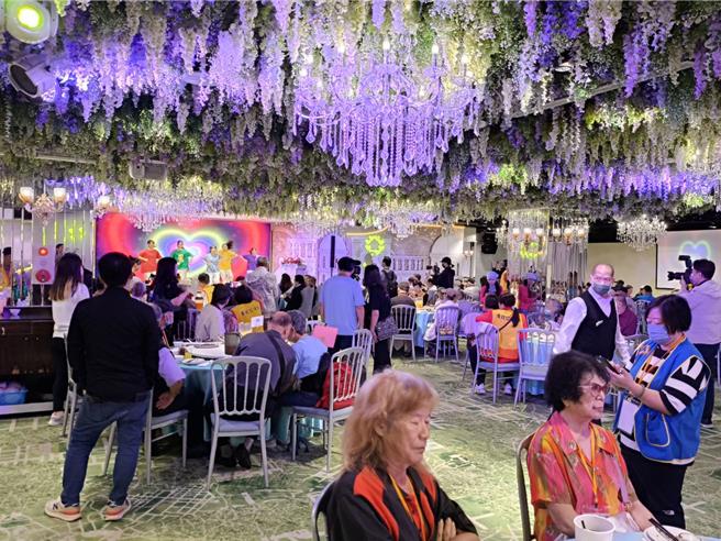 2024年度仁濟院「重陽餐會」以萬華、大同及中正為主要區域，邀集近 400 名長者到場同樂。（李侑珊攝）