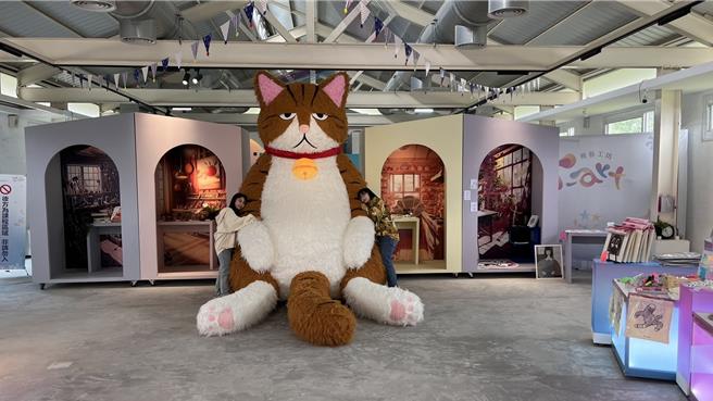 3米高橘貓重重進駐桃藝工坊，助桃園文創產業發展。(呂筱蟬攝)