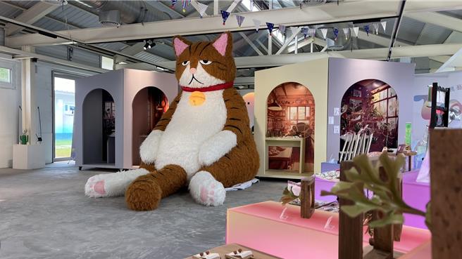 3米高橘貓重重進駐桃藝工坊，助桃園文創產業發展。(呂筱蟬攝)