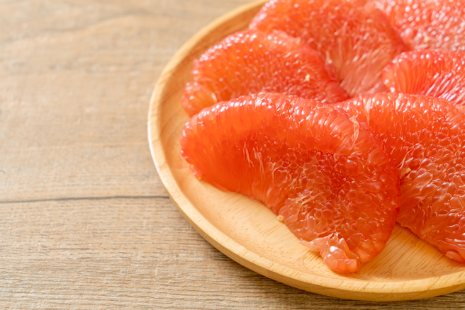 有网友在好市多买「红柚」，但切开来却是偏白色。（示意图：shutterstock／达志）