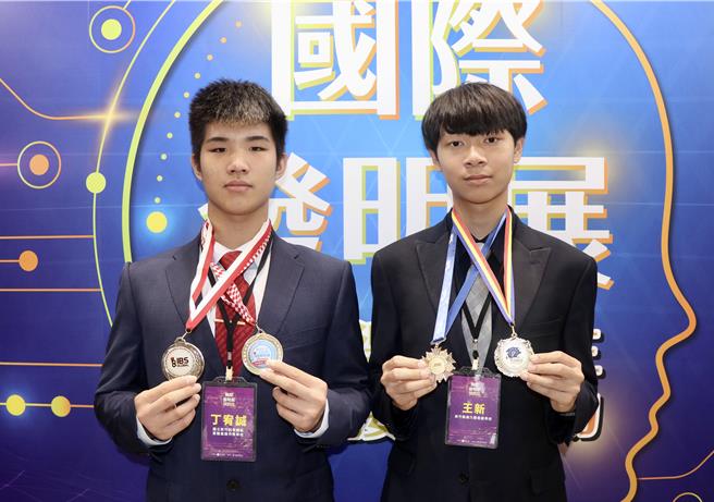 來自新竹縣康乃薾美國學校的王新（右）、新竹科學園區實驗高中的丁宥誠（左）組隊發明永續環保抽水裝置，參加各大國際發明展，榮獲2面金牌、1面銀牌及2面國際特別獎。（蔡明亘攝）