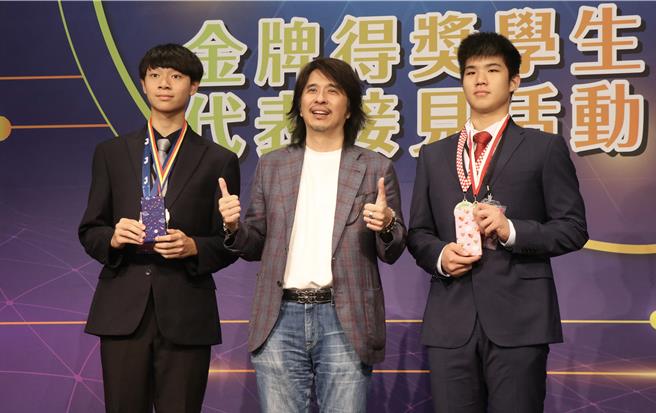 教育部9日表揚在各大國際發明展獲得金牌且取得專利的優秀學生，圖為新竹縣康乃薾美國學校的王新（左）與新竹科學園區實驗高中的丁宥誠（右）。（蔡明亘攝）