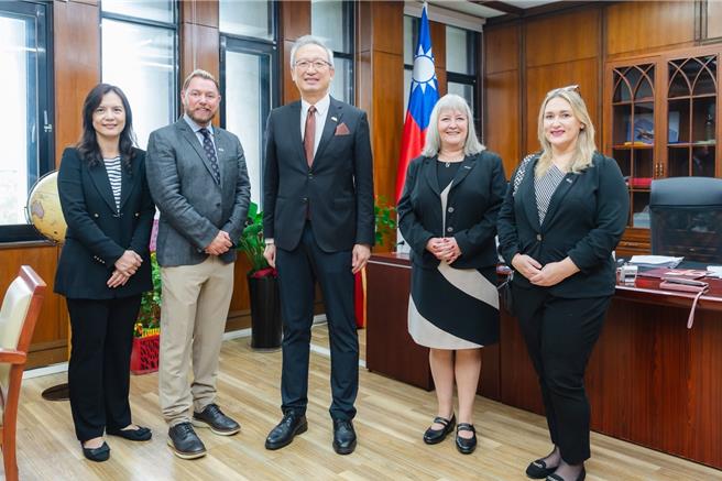 英国苏格兰议会友台事务跨党派小组共同主席格林杰、共同主席格萝妲议员及雅嬁议员一行3人应邀于8日至13日访台。（外交部提供）