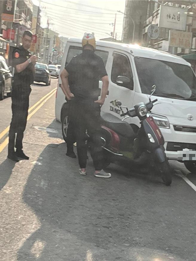 机车骑士的柴犬造型安全帽，反成了行车纠纷亮点。（民眾提供／宝智华台南传真）