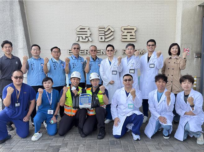 金门县消防局与卫福部金门医院近日首次应用到院前「12导程心电图」技术，快速诊断并救治急性心肌梗塞患者，成功挽救了一条生命，也为金门县医疗界再创新里程碑！(图／金门医院提供)