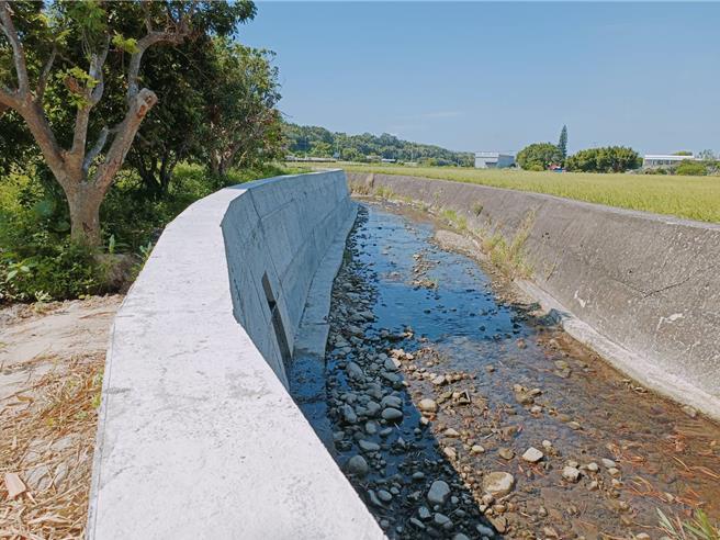 台中市政府局9日表示，外埔区后里圳第三排水修缮长度42公尺，严重损坏处新设护岸，总经费约100万元，全数已于9月完工。（张妍溱摄）