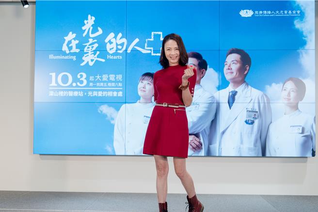柯淑勤一身优雅出席《在光里的人》收视庆功记者会。（大爱电视提供）