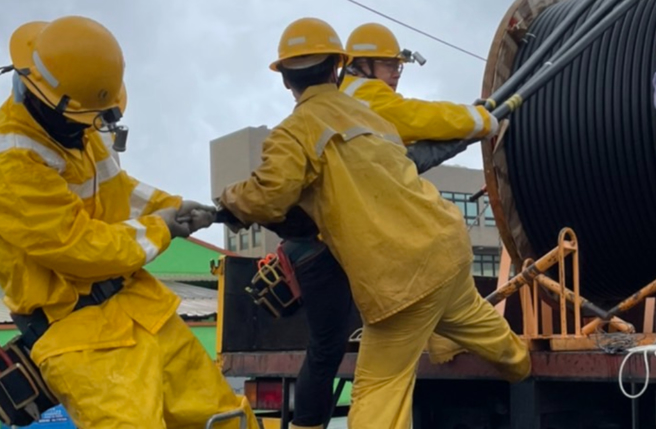 一名台電工作人員，因為颱風天搶修被女友提分手。（示意圖／中時資料照）