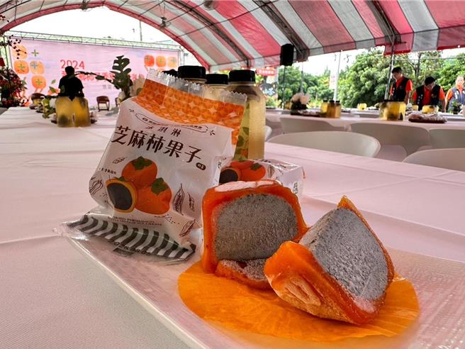 芝麻柿果子冰淇淋以番路乡农会制作的金黄柿饼为载体，融合善化区农会精心挑选、研磨的黑芝麻粉作为内馅。(番路乡农会提供／吕妍庭嘉义传真)
