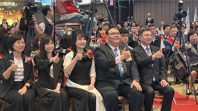 卓榮泰與立法委員蘇巧慧座位間隔4人，因此雙方也沒有談話的機會。（賀培晏攝）