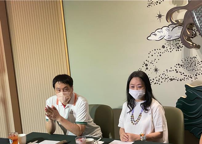 统一集团董事长罗智先（左）、统一美丽事业董事长高秀玲今出席新世代复合商场「ZEELAND-MARK」开幕活动。（朱世凯摄）