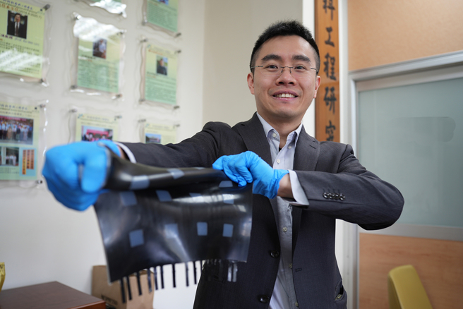 興大材料系賴盈至特聘教授研發大面樍自發電機器人皮膚。(照片/中興大學提供)