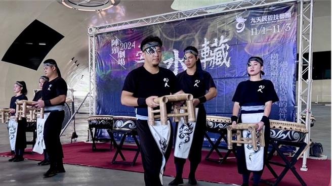 九天民俗技藝團演出片段「邀請先靈回家」。（九天民俗技藝團提供／紀爰高雄傳真）