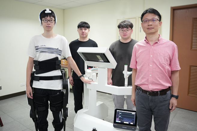 興大機械系李聯旺副教授（右1）研發新型腦機介面全面性復健系統。(照片/中興大學提供)