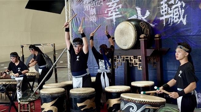 九天民俗技藝團演出片段「彭湃的鼓聲形塑救災陳英雄九頭十八手萬善爺的身影」。（九天民俗技藝團提供／紀爰高雄傳真）