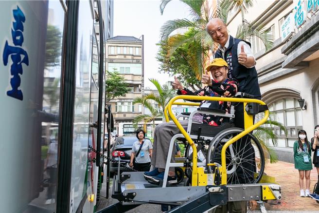 大中小型復康巴士，不只做醫療接送，還能接待銀髮族，並設計無障礙旅遊，提供更細膩的照護和陪伴需求，永信基金會出動3台大型復康巴士，載運30位使用輛輪椅的長者們開心出遊。（永信基金會提供／張妍溱台中傳真）