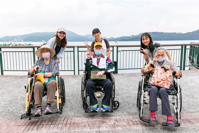 永信基金會9日表示，邀好耆、永耕及福碩等3家優質機構及長者們，於8日一同暢遊南投日月潭，這次「青銀共融微旅行旅行」出動3台大型復康巴士，載運30位使用輛輪椅的長者們，大家玩得相當開心。（永信基金會提供／張妍溱台中傳真）