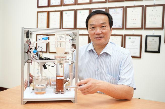 興大環工系盧明俊特聘教授研發創新友善環境二氧化碳回收技術。(照片/中興大學提供)
