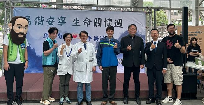 为响应一年一度的「世界安寧缓和医疗日」，马偕专校社会责任实践办公室与马偕安寧疗护教育示范中心共同筹划系列饶富意义的节庆活动-「马偕安寧335599爱长久－99重阳活动」，于10月8日至10月9日在淡水马偕纪念医院马偕楼福音广场隆重举行。（马偕专校提供）