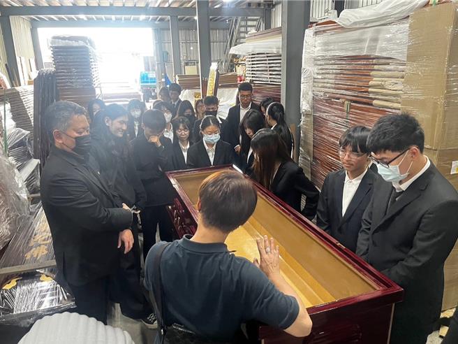 马偕专校生命关怀事业科师生于校外教学参访棺木店，落实理论与实务结合。（马偕专校提供）