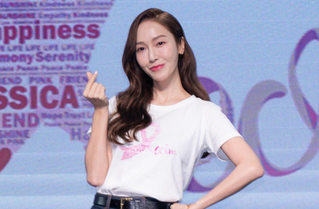 Jessica比出爱心手势，台下粉丝欢声雷动。（吴松翰摄）