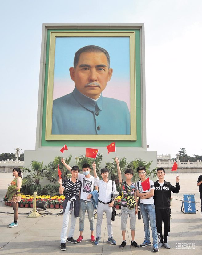图为北京天安门广场上摆出的巨幅孙中山画像。（本报资料照片）