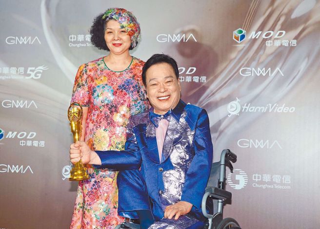 阿吉仔(右)2023年夺下首座金曲奖台语歌王奖座时，和老婆开心合影。据了解他近年长居对岸发展。（图／中时资料照）