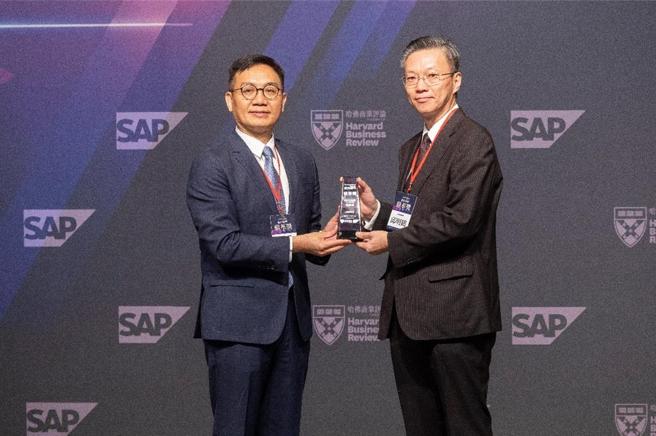 （SAP全球副總裁暨台灣總經理陳志惟（左）與益張實業總經理邱明鶴，在頒獎後合影。圖／益張提供