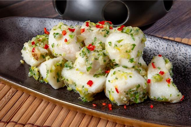 開胃爽口的「香蔥藤椒山藥」，主廚將三星蔥爆炒過後融合藤椒油，將其完整的包裹在山藥上面，香麻帶勁、口齒留香。（台北凱達大飯店提供）