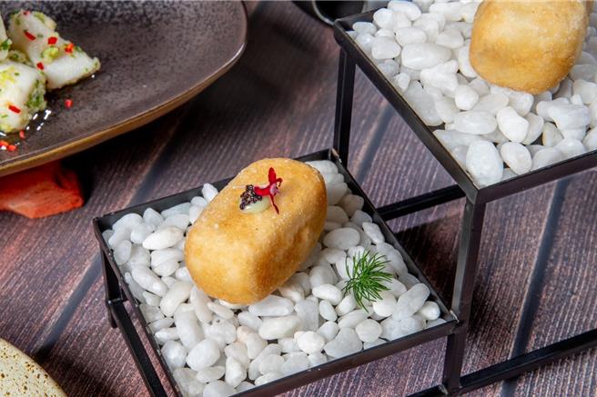 讓饕客耳目一新的「軟炸山藥小金磚」，將山藥蒸熟過篩製成吸睛的小金磚模樣，外皮酥脆帶有金黃色澤，鹹香帶甜交織出恰到好處的微妙滋味。（台北凱達大飯店提供）