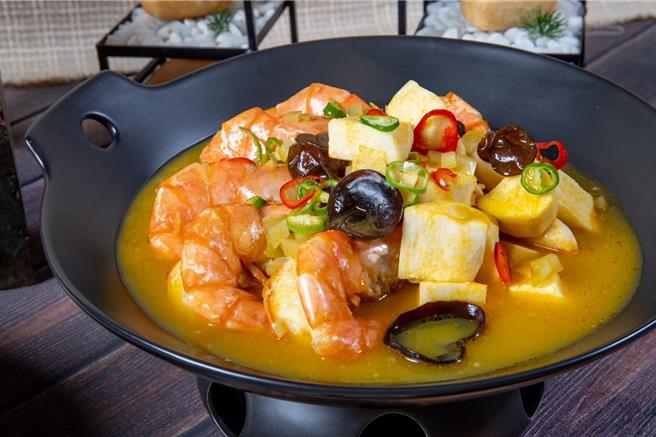 主廚首推酸香濃滑的「金酸鮮蝦山藥煲」，將黃燈籠辣椒加入精心熬煮的高湯中，以鮮甜海味提襯出山藥的淡雅香氣，讓人回味無窮。（台北凱達大飯店提供）