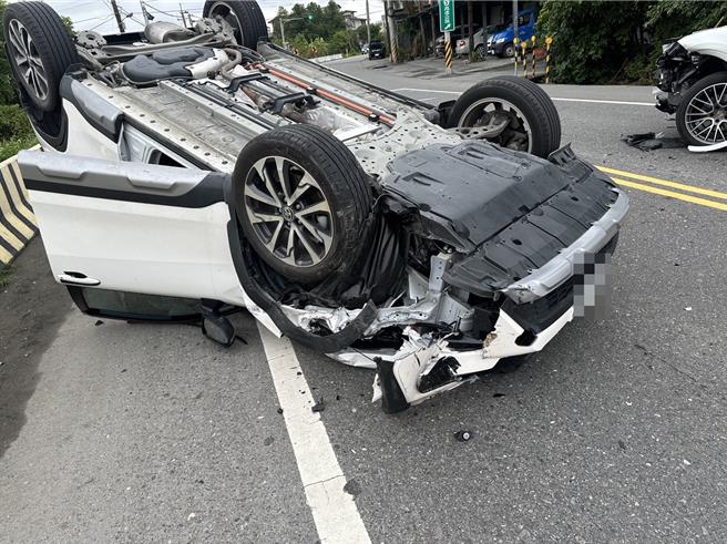 豐田汽車撞車後大翻車。（警方提供／吳佩蓉宜蘭傳真）