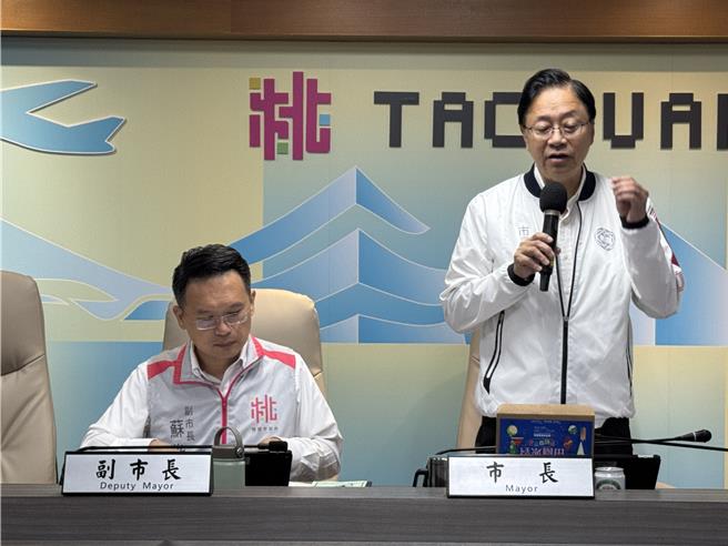 桃园市长张善政今主持市政会议指桃园包办Gartner奖前2名创空前纪录。(蔡依珍摄)