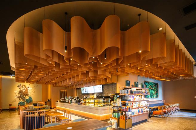 星巴克湖美门市以璀璨华丽风格为主题，并选用美拉德色系妆点出优雅美感。（星巴克提供／朱世凯台北传真）