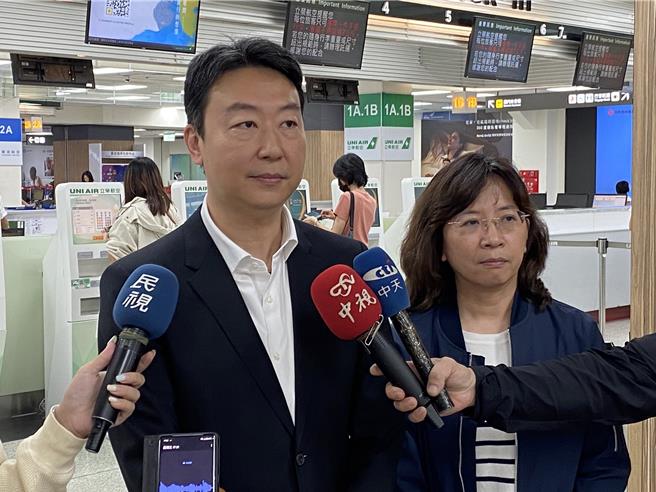 交通部長陳世凱（左）視察台北松山機場疏運情形。（陳祐誠攝）