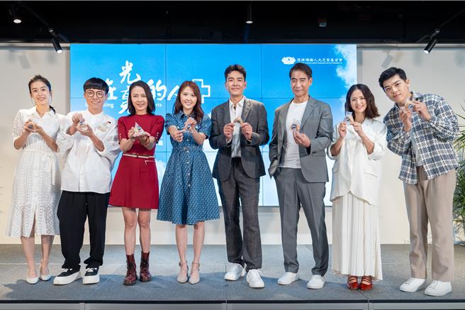 大愛劇《在光裏的人》主演廖曉彤（左起）、游小白、柯淑勤、張晏塵、王傳一、翁家明、臧芮萱、蔡天嘉9日出席收視慶功記者會。（大愛電視台提供）