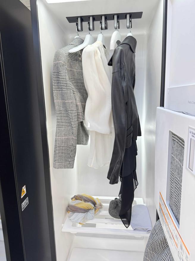 LG Styler蒸氣電子衣櫥第二代具有抖動、擺動、甩動、飄動、搖動、整平共6種獨家震動技術。（古明弘攝）