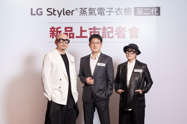 台灣LG電子董事長鄭淵寬（中）與服裝設計師竇騰璜（左）、張李玉菁（右）共同推薦LG Styler蒸氣電子衣櫥。（LG提供／古明弘台北傳真）